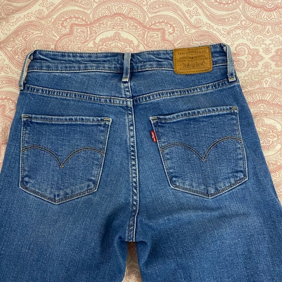 Size 26 Levi’s jeans - Picture 3 of 3